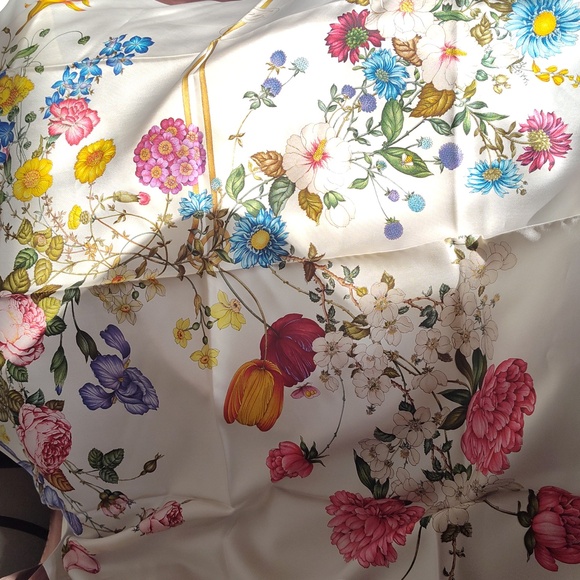 NIB Gucci flora print 100% silk floral scarf - with box and card - Picture 5 of 11